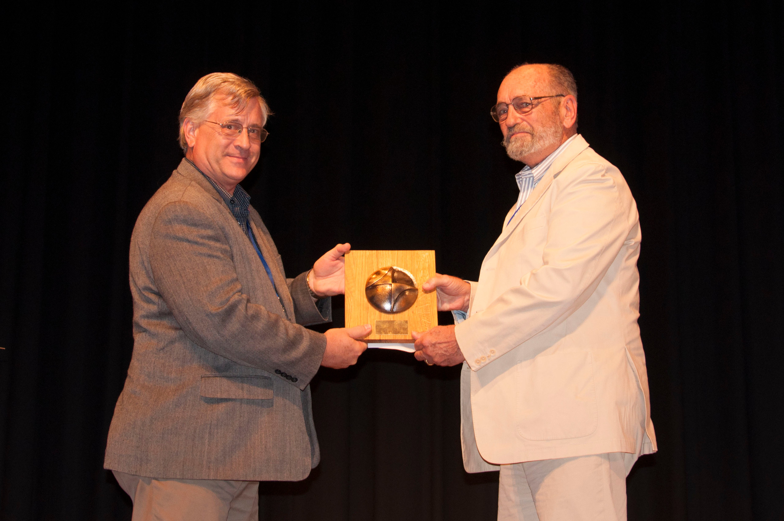 Eric Robert Engdahl receiving the Medal from IASPEI President Thorne Lay.